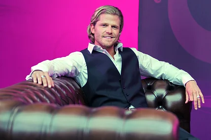 Paul Janke auf einer Couch posierend

