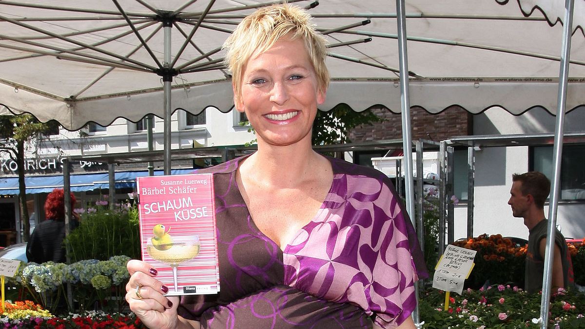 Hochschwanger präsentiert Bärbel Schäfer 2008 ihr Buch Schaumküsse
