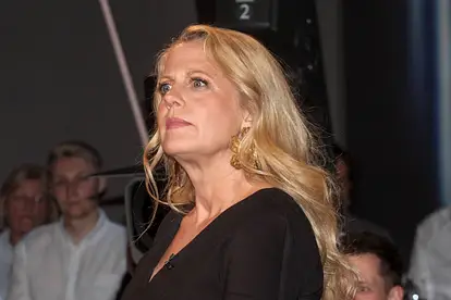 Barbara Schöneberger schaut Ernst in die Ferne.