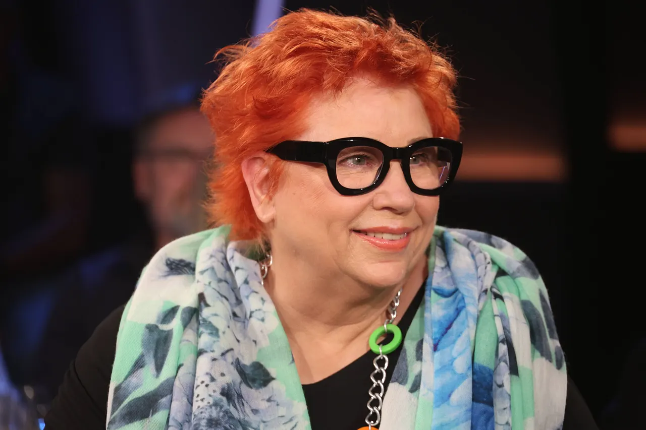 barbara-salesch-heute Barbara Salesch, hier lächelnd mit einer schwarzen Brille und einem floralen Schal zu sehen, bereut ihr TV-Comeback nicht. - Foto: IMAGO / Stephan Wallocha