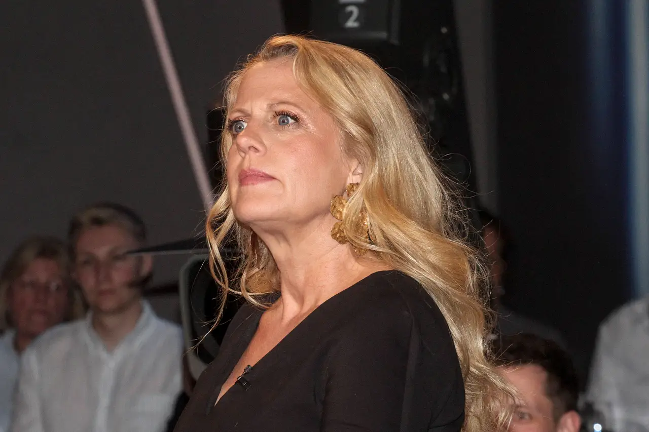 barbara schoeneberger plan b nach tv karriere imago816270959 Barbara Schöneberger schaut Ernst in die Ferne. - Foto: IMAGO / BREUEL-BILD