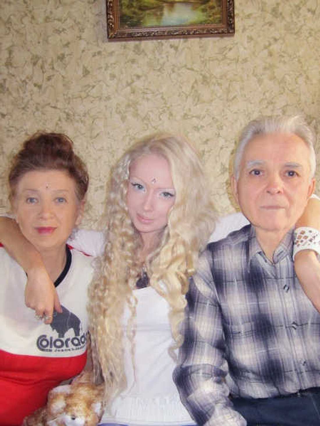 Familien-Bild: Valeria Lukyanova mit ihren Großeltern.
