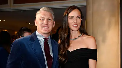Bastian Schweinsteiger und Ana Ivankovic lächeln in die Kamera