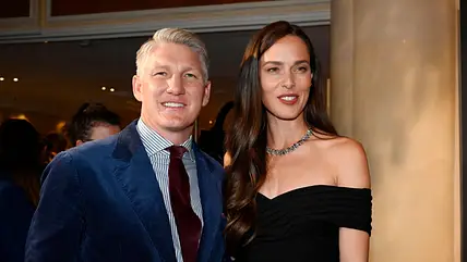 Bastian Schweinsteiger und Ana Ivankovic lächeln in die Kamera