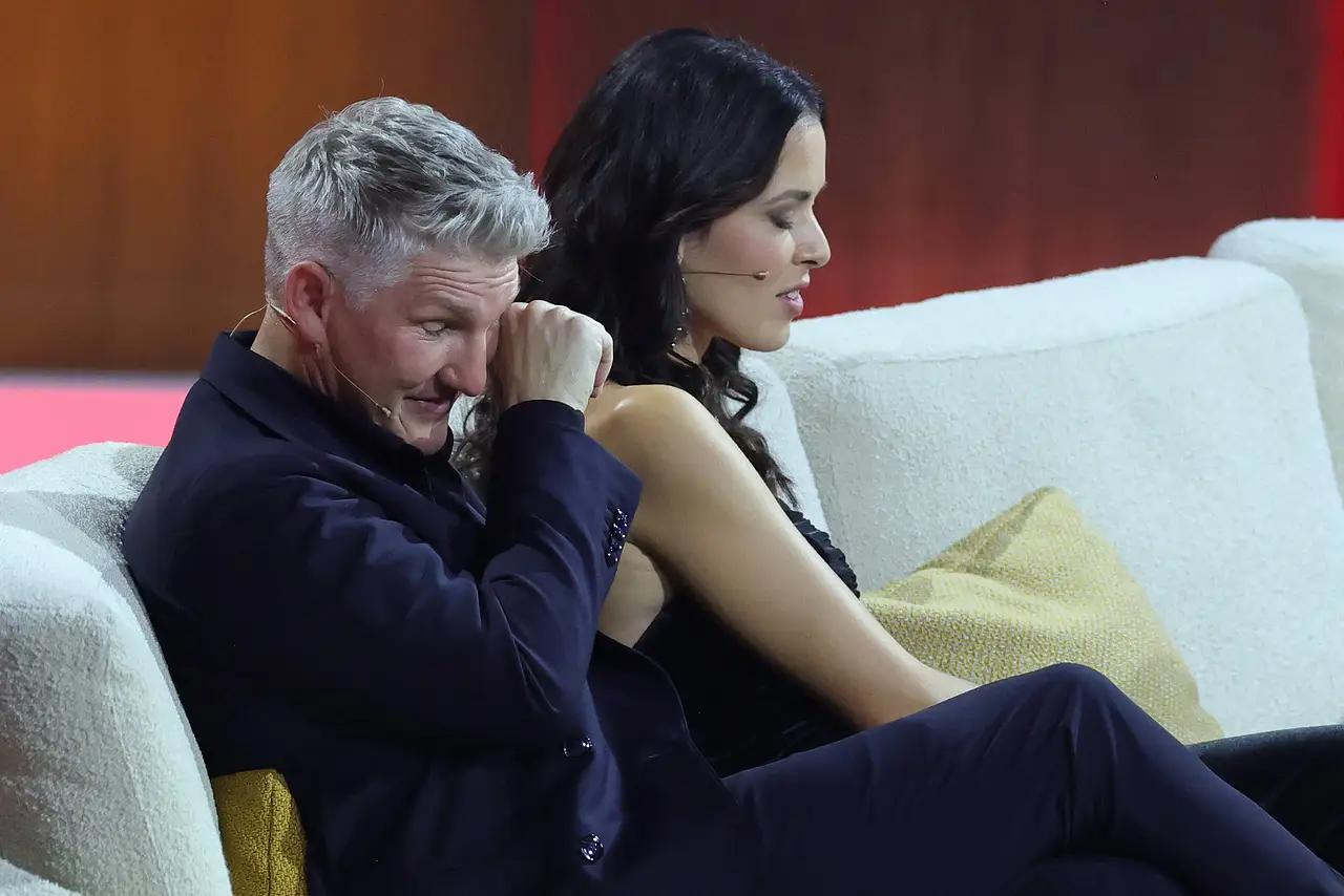 bastian-schweinsteiger-trennung-ana-ivanovic-offiziell Ana Ivanovic und Bastian Schweinsteiger sitzen nebeneinander auf einer Couch. Sie blickt zu Boden, er reibt sich die Augen. - Foto: IMAGO / Bildagentur Monn