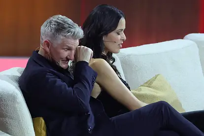 Ana Ivanovic und Bastian Schweinsteiger sitzen nebeneinander auf einer Couch. Sie blickt zu Boden, er reibt sich die Augen.