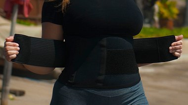Bauchweggürtel an einer Frau - Foto: iStock/Nikolai Grigorev 
