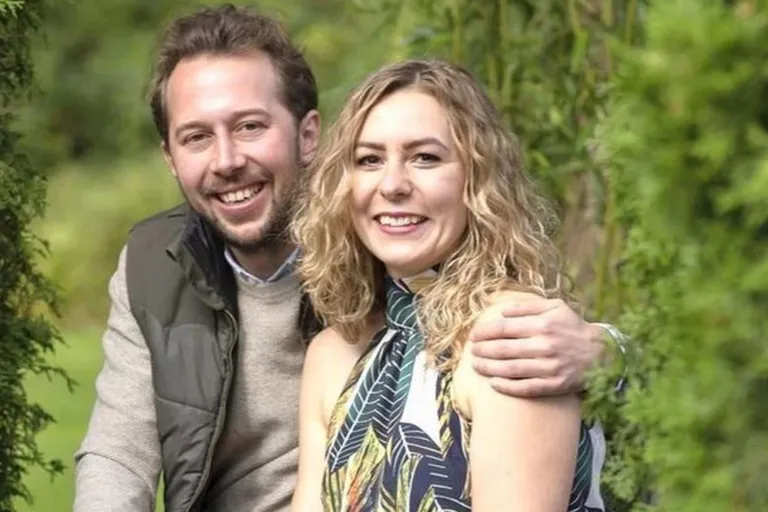 Antje und Arne von "Bauer sucht Frau" lächeln in die Kamera.