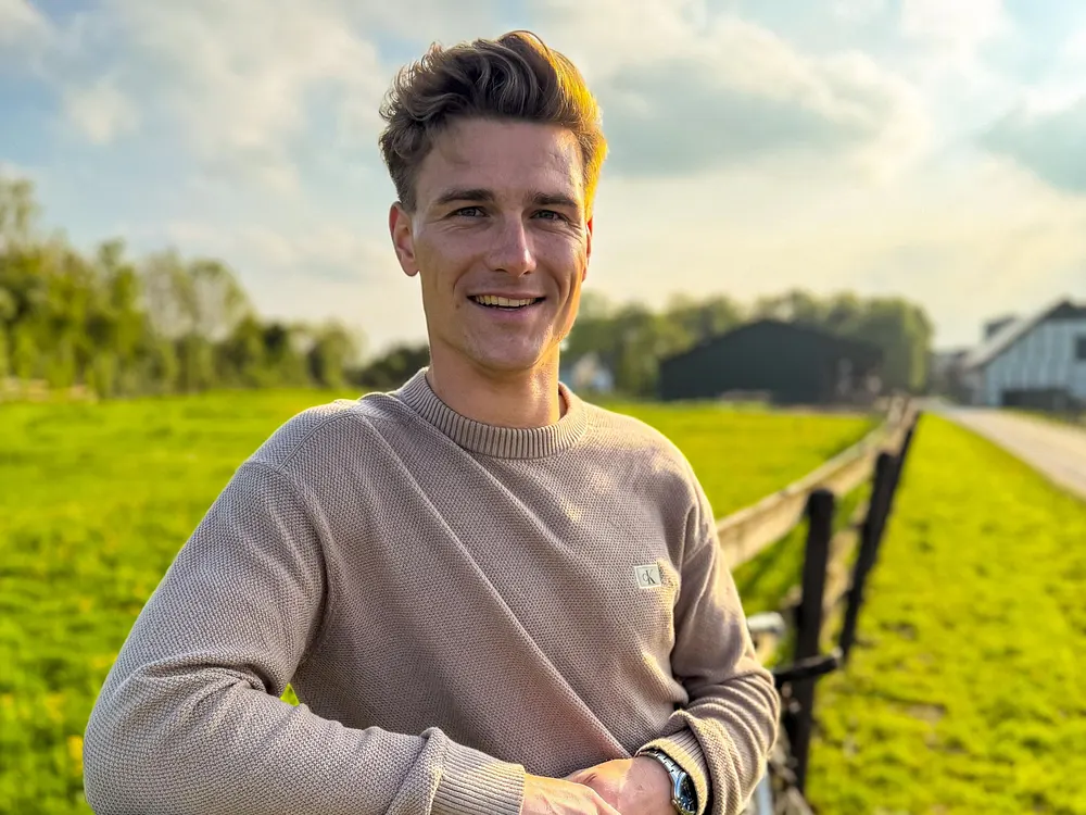 "Bauer sucht Frau"-Kandidat Friedrich lehnt an einem Zaun und lächelt. "Bauer sucht Frau"-Kandidat Friedrich lehnt an einem Zaun und lächelt.
