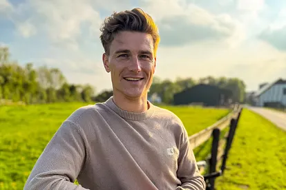 "Bauer sucht Frau"-Kandidat Friedrich lehnt an einem Zaun und lächelt.