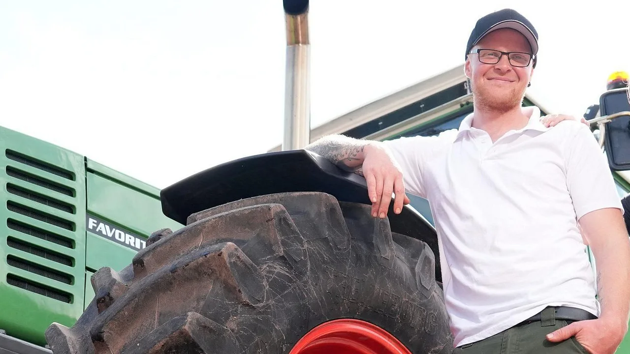 bauer-sucht-frau-andre-mochner-zusammeziehen-freundin Bauer sucht Frau-Kandidat André lehnt an einem Traktor - Foto: RTL