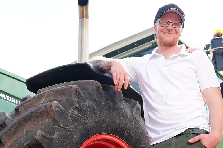 "Bauer sucht Frau"-Kandidat André lehnt an einem Traktor