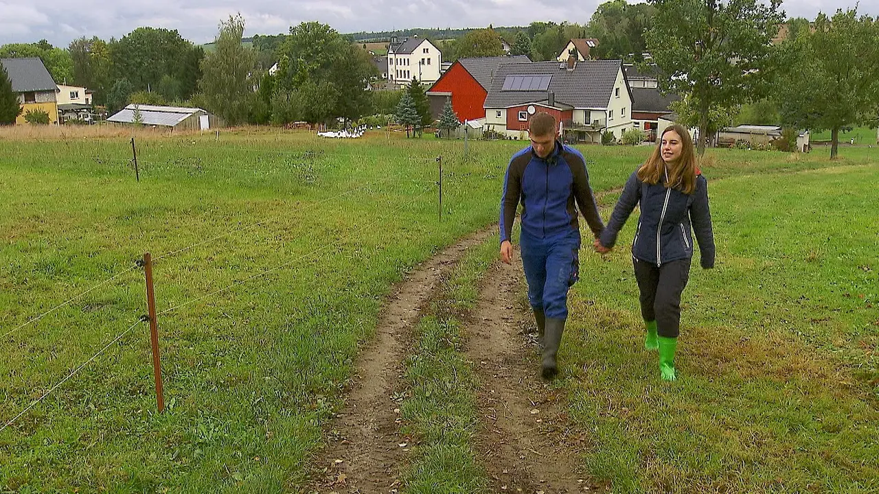 bauer-sucht-frau-anna-paul-plä¤ne Das Bauer sucht Frau-Paar Anna und Paul läuft Hand in Hand über einen Wiesenweg. Sie wagen jetzt den nächsten Schritt. - Foto: RTL