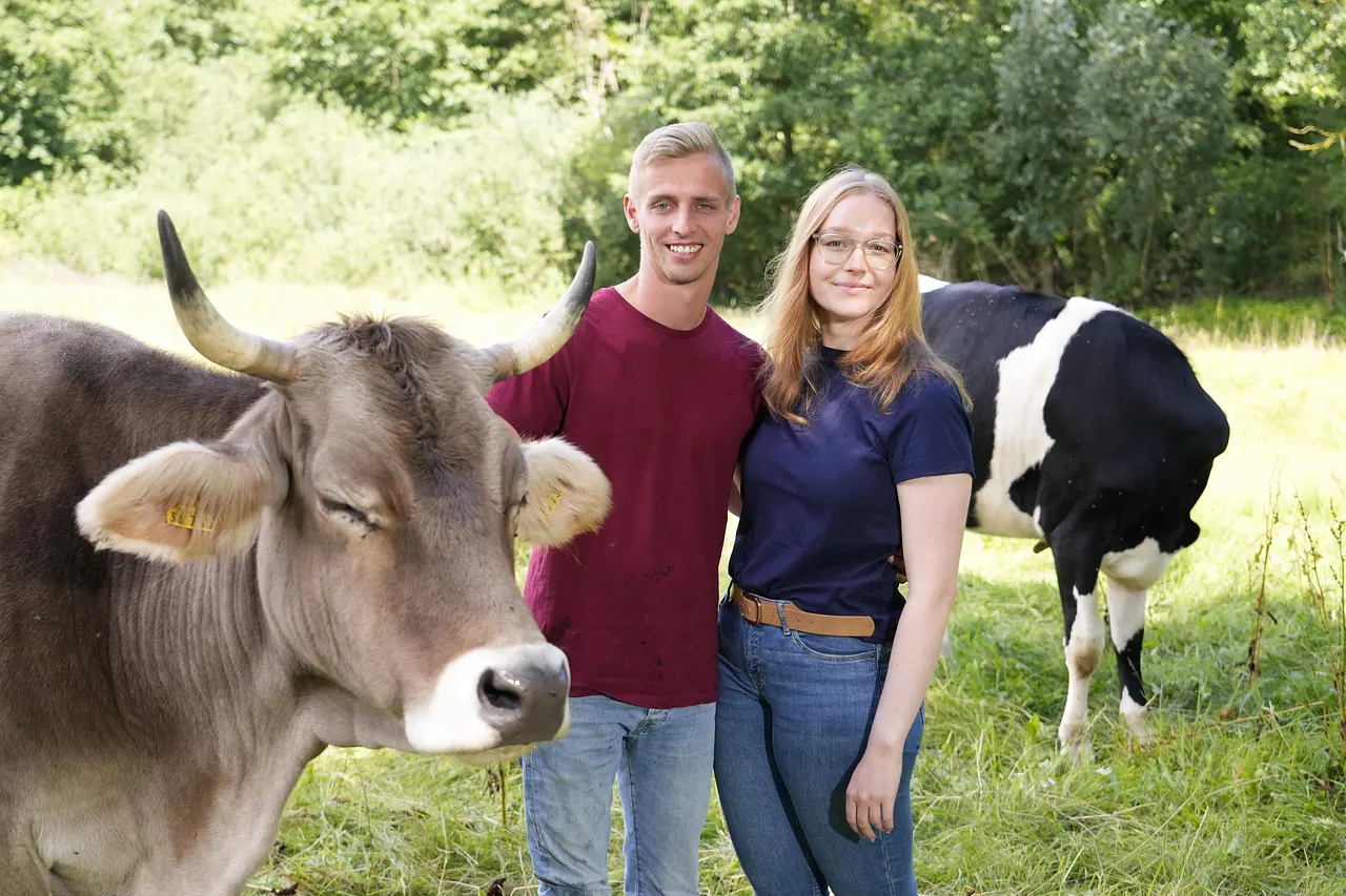 "Bauer sucht Frau"-Kandidat Christopher mit Pauline auf der Kuhweide