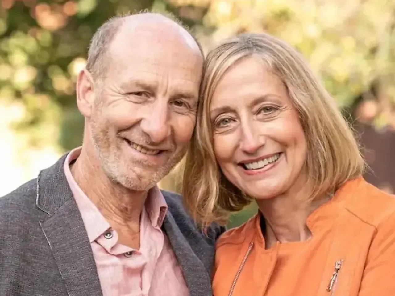 Hans und Elke aus „Bauer sucht Frau“ lächeln eng aneinandergelehnt in die Kamera, im Hintergrund unscharfe Naturkulisse.