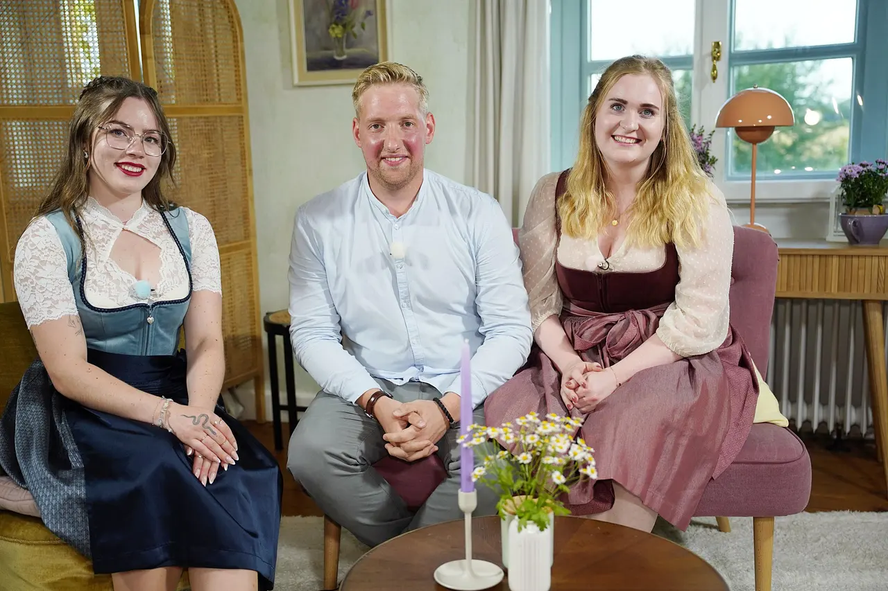 "Bauer sucht Frau"-Kandidat Daniel mit seinen Hofdamen Jenny und Emely beim Scheunenfest.