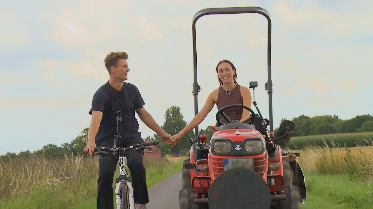 "Bauer sucht Frau": Bauer Friedrich sitzt auf dem Fahrrad, Laura auf dem Traktor und sie halten Händchen miteinander. 