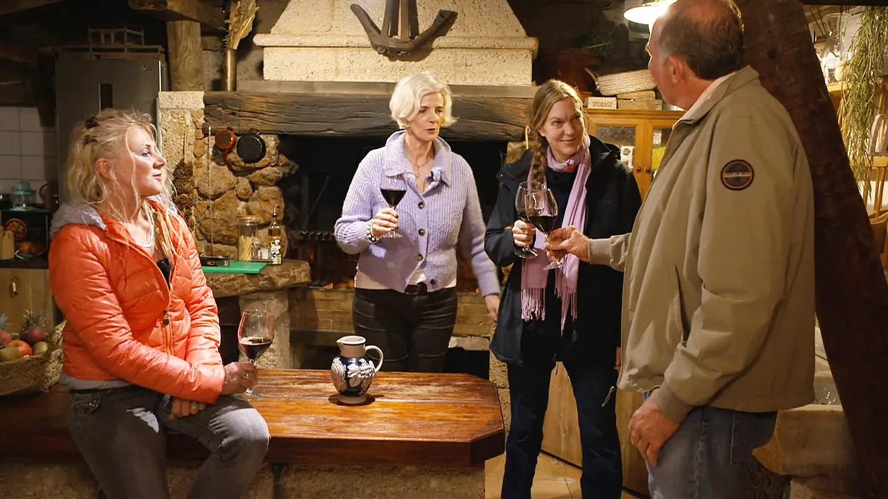 bauer-sucht-frau-international-abfuhr-für-roger Der Bauer sucht Frau International-Kandidat Roger lernt seine Frauen Ute, Anke und Sophia kennen und stößt mit ihnen an. - Foto: RTL