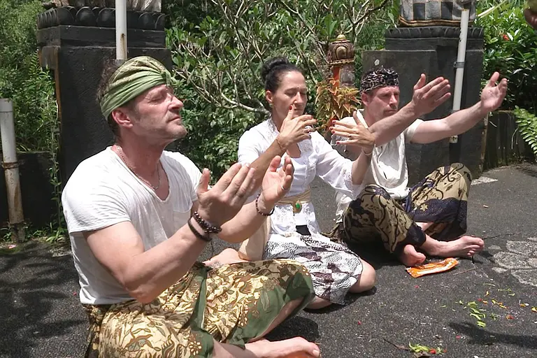 Die "Bauer sucht Frau International"-Kandidaten Carmen, Sven und Patrick nehmen an einer traditionellen Reinigungszeremonie auf Bali teil.