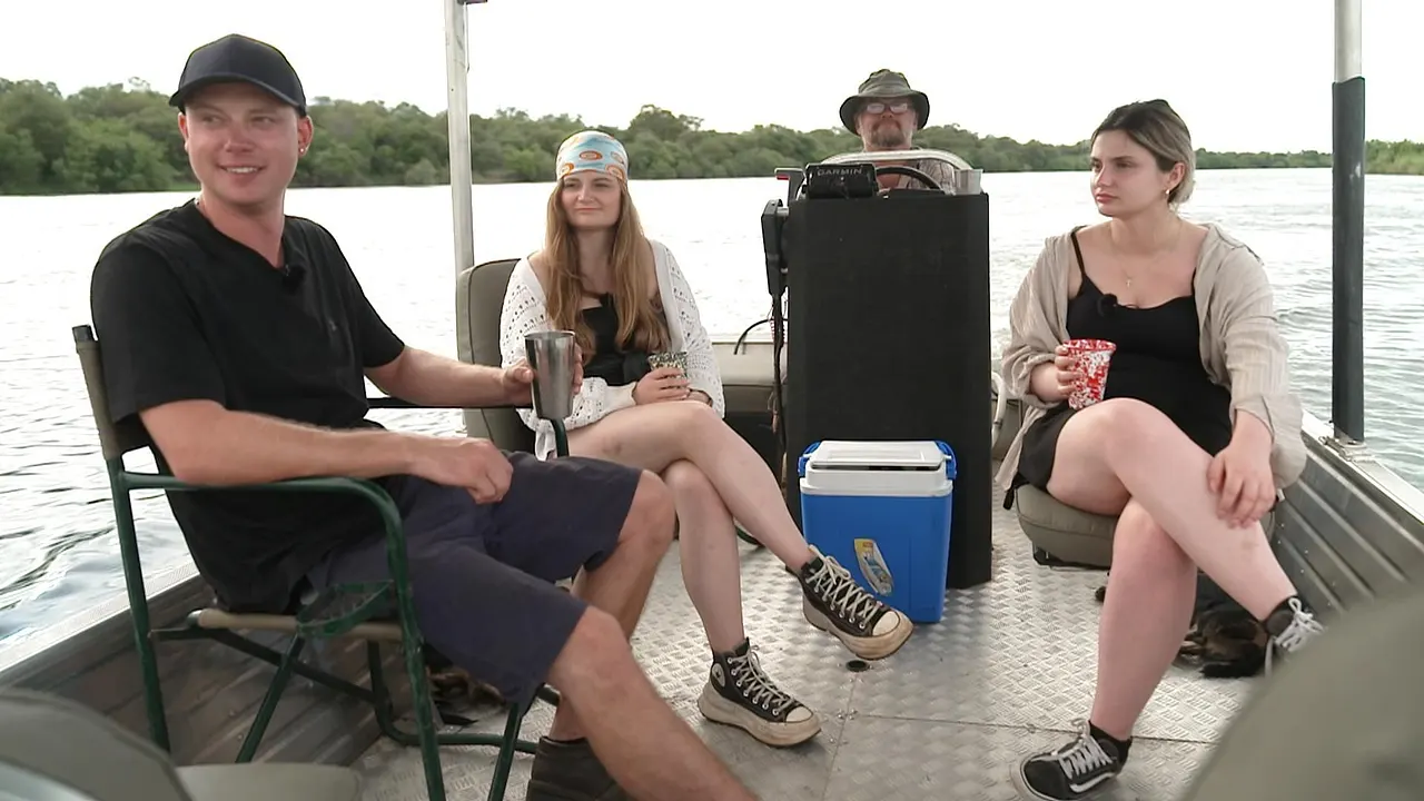 bauer-sucht-frau-international-drama-nach-kuss Bauer sucht Frau International: Farmer Björn sitzt mit seinen Hofdamen Sarah und Lea auf einem Boot. Die Stimmung ist nach einem ersten Kuss angespannt. - Foto: RTL