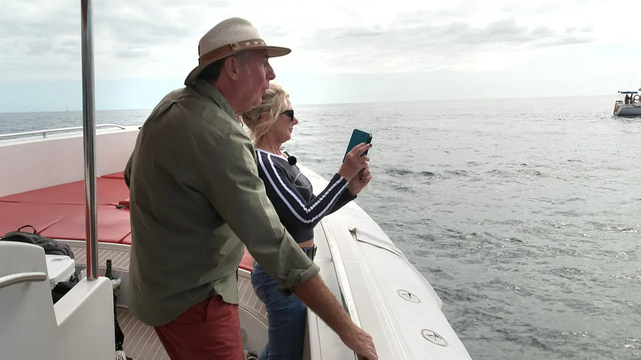 Bauer sucht Frau International-Kandidat Roger und seine Auserwählte Sophia stehen auf einem Boot und machen einen Ausflug aufs Meer. - Foto: RTL
