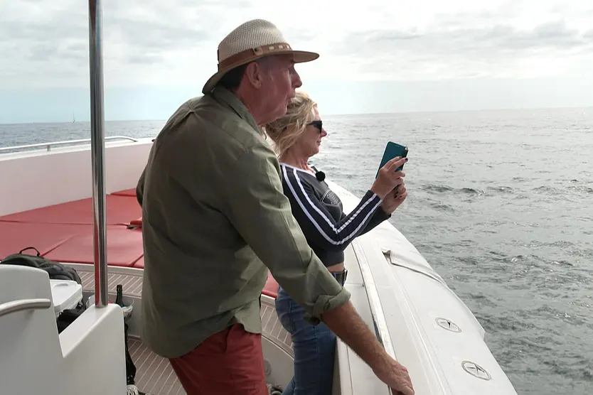 "Bauer sucht Frau International"-Kandidat Roger und seine Auserwählte Sophia stehen auf einem Boot und machen einen Ausflug aufs Meer.