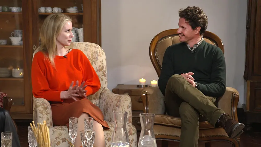 "Bauer sucht Frau International"-Kandidat Martin spricht mit Vanessa, die er mit zur Hofwoche nehmen will. "Bauer sucht Frau International"-Kandidat Martin spricht mit Vanessa, die er mit zur Hofwoche nehmen will.