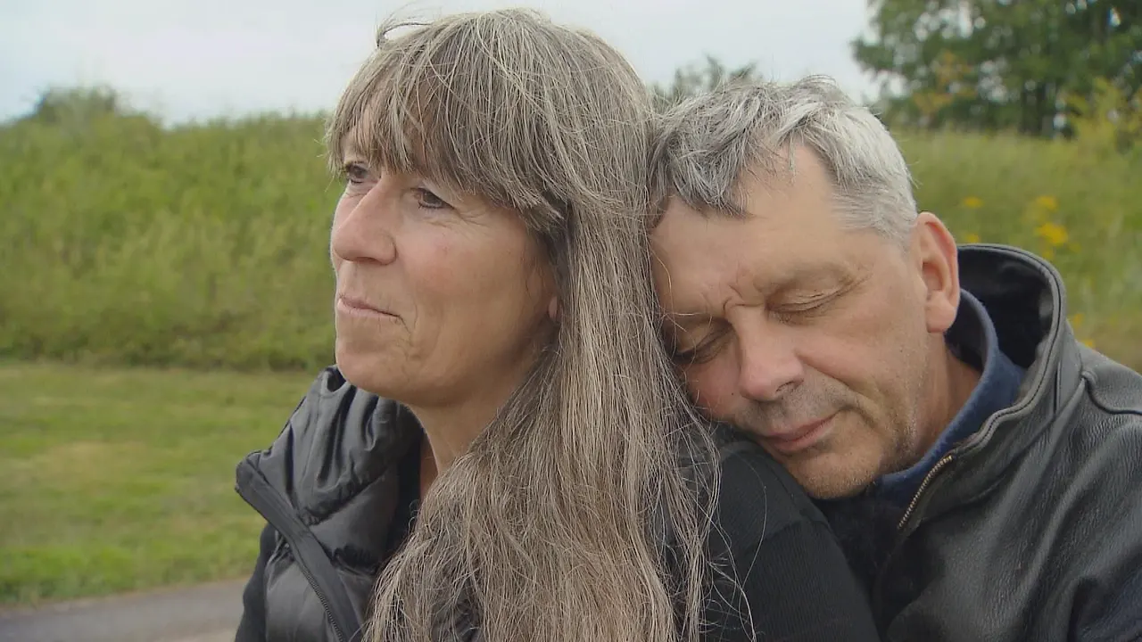 Bauer sucht Frau: Johann schmiegt sich von hinten an Katjas Schulter. Sie blickt in die Ferne.