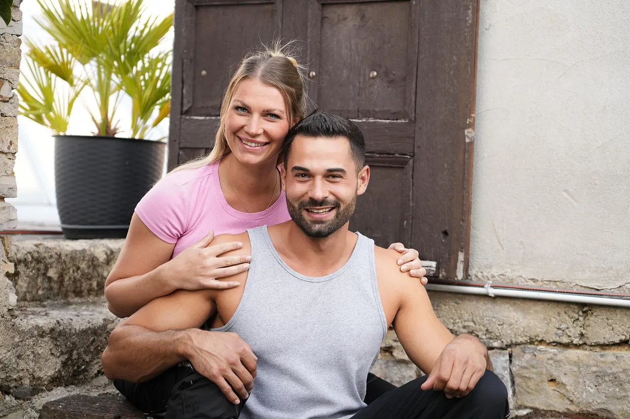 "Bauer sucht Frau"-Kandidat Basti mit Hofdame Kerrin. Sie schmiegt sich von hinten an ihn