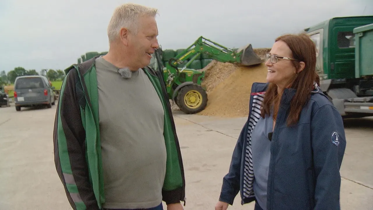 Bauer sucht Frau: Bauer Jörg und Hofdame Kirstin stehen sich auf seinem Hof gegenüber.