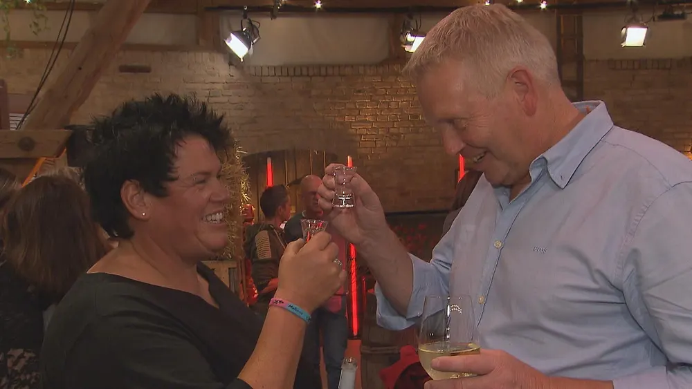 Simone und Jörg stoßen beim Wiedersehen von "Bauer sucht Frau" miteinander an