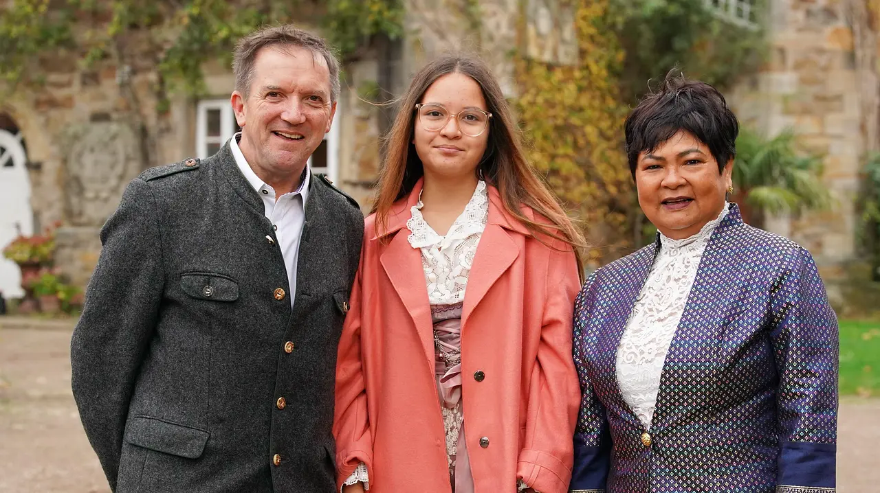 Bauer sucht Frau: Narumol, Josef und Jorafina Bauer sucht Frau: Narumol, Josef und Jorafina - Foto: RTL / Stefan Gregorowius