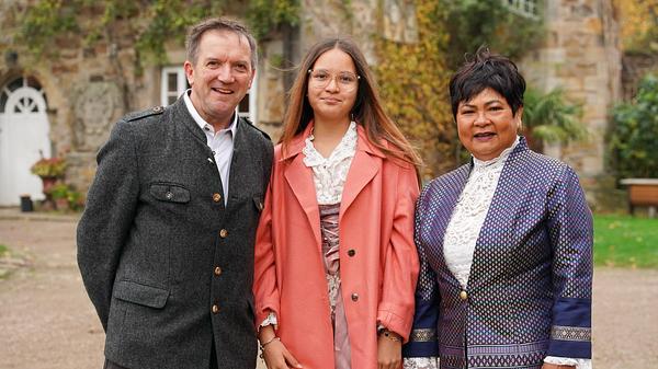 Bauer sucht Frau: Narumol, Josef und Jorafina - Foto: RTL / Stefan Gregorowius