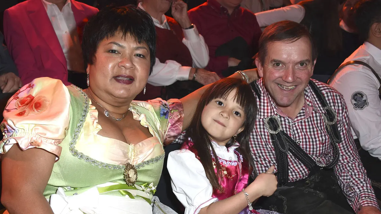 "Bauer sucht Frau"-Stars Josef & Narumol Bauer sucht Frau-Stars Josef & Narumol - Foto: Imago / Future Image
