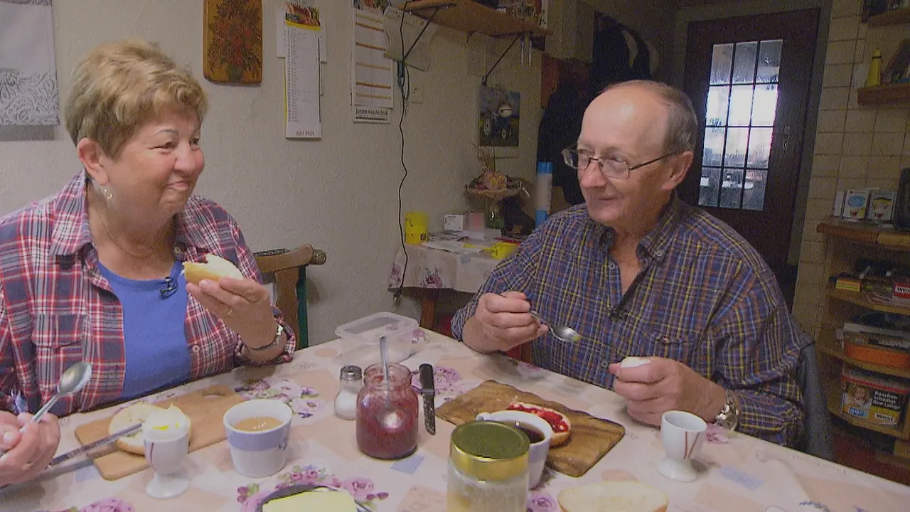 "Bauer sucht Frau"-Kandidat Walter sitzt mit Katharina am Frühstückstich. Sie blicken sich in die Augen.
