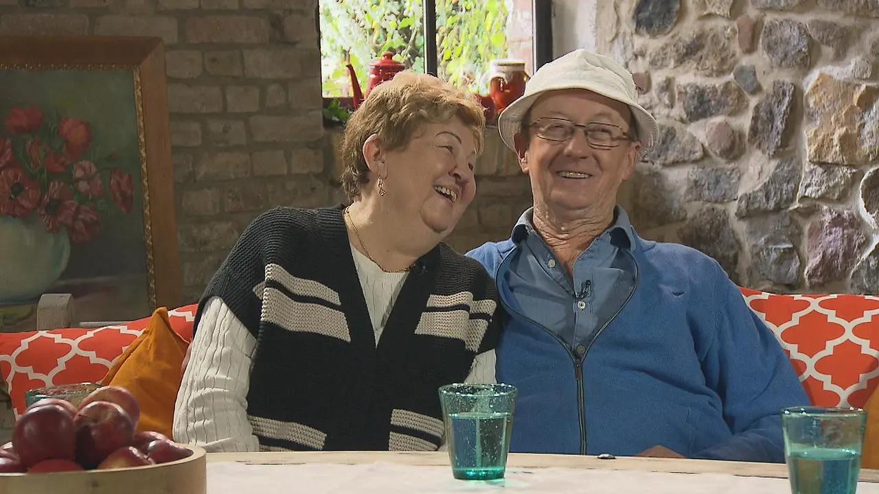 Katharina sitzt strahlend neben Walter beim Wiedersehen von "Bauer sucht Frau".