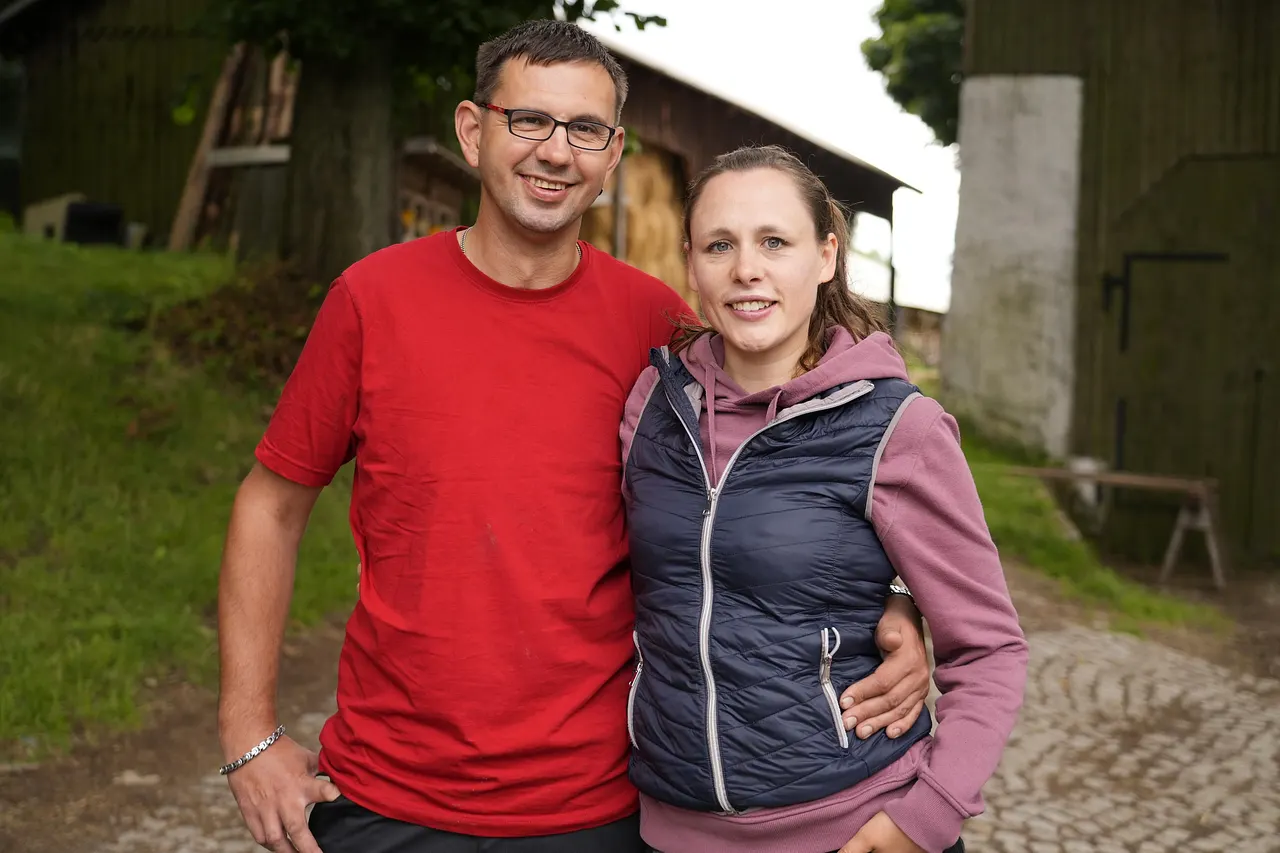 "Bauer sucht Frau"-Kandidat Thomas hält seine Auserwählte Michaela im Arm.
