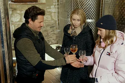 Bauer sucht Frau International: Martin und seine Kandidatinnen Miriam und Vanessa bei der Weinprobe.