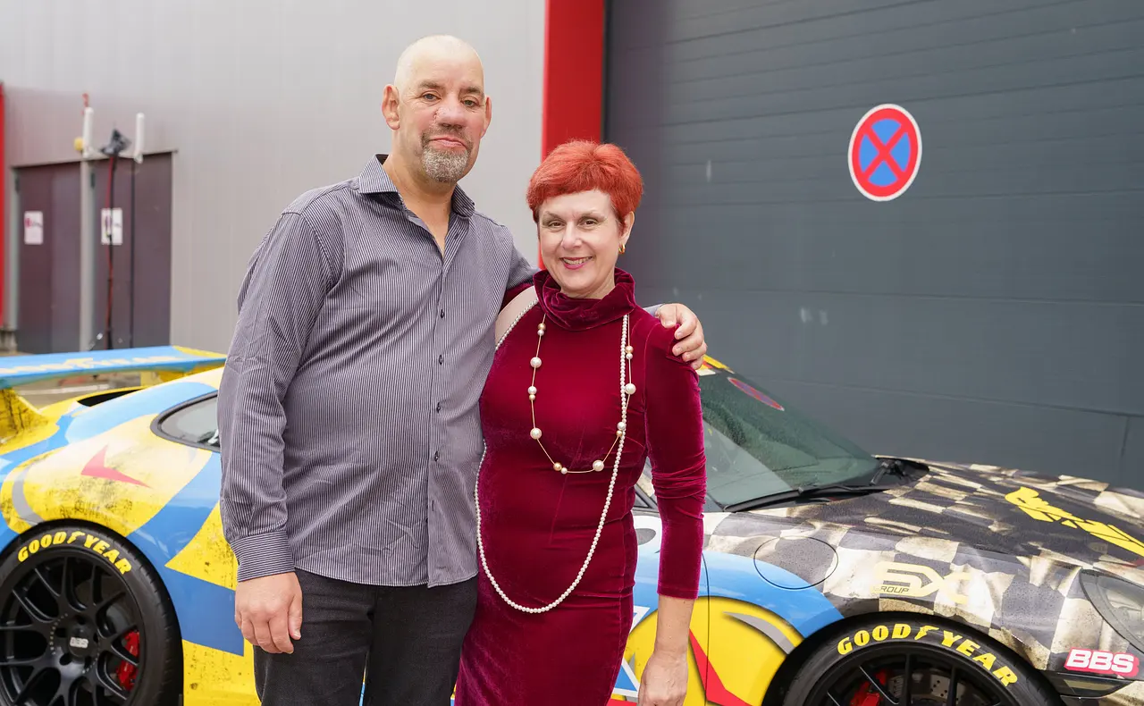 bauer-uwe-iris-adoption-hund-imago132168762 Bauer Uwe und seine Frau Iris stehen Arm in Arm vor einem Auto und blicken in die Kamera. - Foto: IMAGO / Chris Emil Janßen