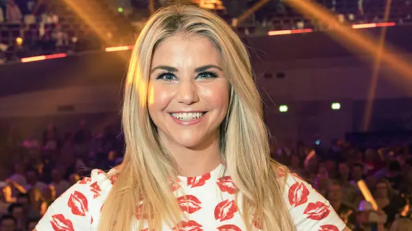 Beatrice Egli steht zu ihren Kurven