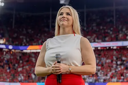 Beatrice Egli hält ein Mikro in der Hand und schaut nach oben.