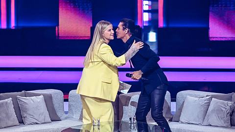 Beatrice Egli & Julio Iglesias geben sich Wangenküsschen - Foto: IMAGO / mix1