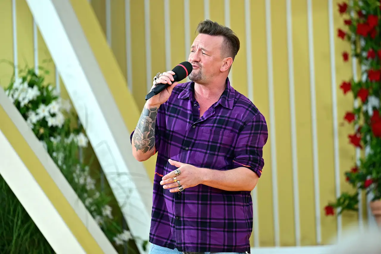 ben-zucker-fehler-beichte-imago828756708 Ben Zucker singt ins Mikrofon. Dabei trägt er ein kariertes Hemd und viele große Ringe. - Foto: IMAGO / STAR-MEDIA