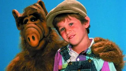 Seriensohn Brian Tanner mit ALF in den 80ern