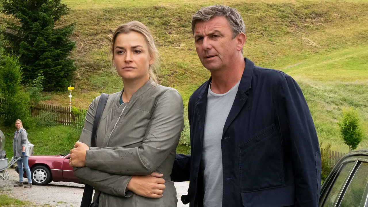 "Der Bergdoktor" Martin Gruber und Anne in Staffel 14 Der Bergdoktor Martin Gruber und Anne in Staffel 14 - Foto: ZDF/Erika Hauri