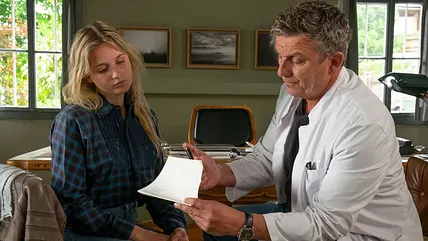 Josie wird von Martin behandelt