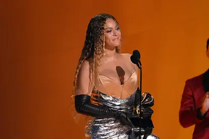 Beyoncé akzeptiert einen Grammy-Award auf der Bühne.