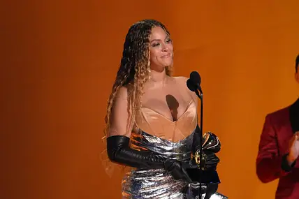 Beyoncé akzeptiert einen Grammy-Award auf der Bühne.