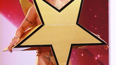 Supertalen: Erotik-Sternchen Biggi Bardot präsentierte ihre goldenen Buzzer - Foto: © RTL / Stefan Gregorowius
