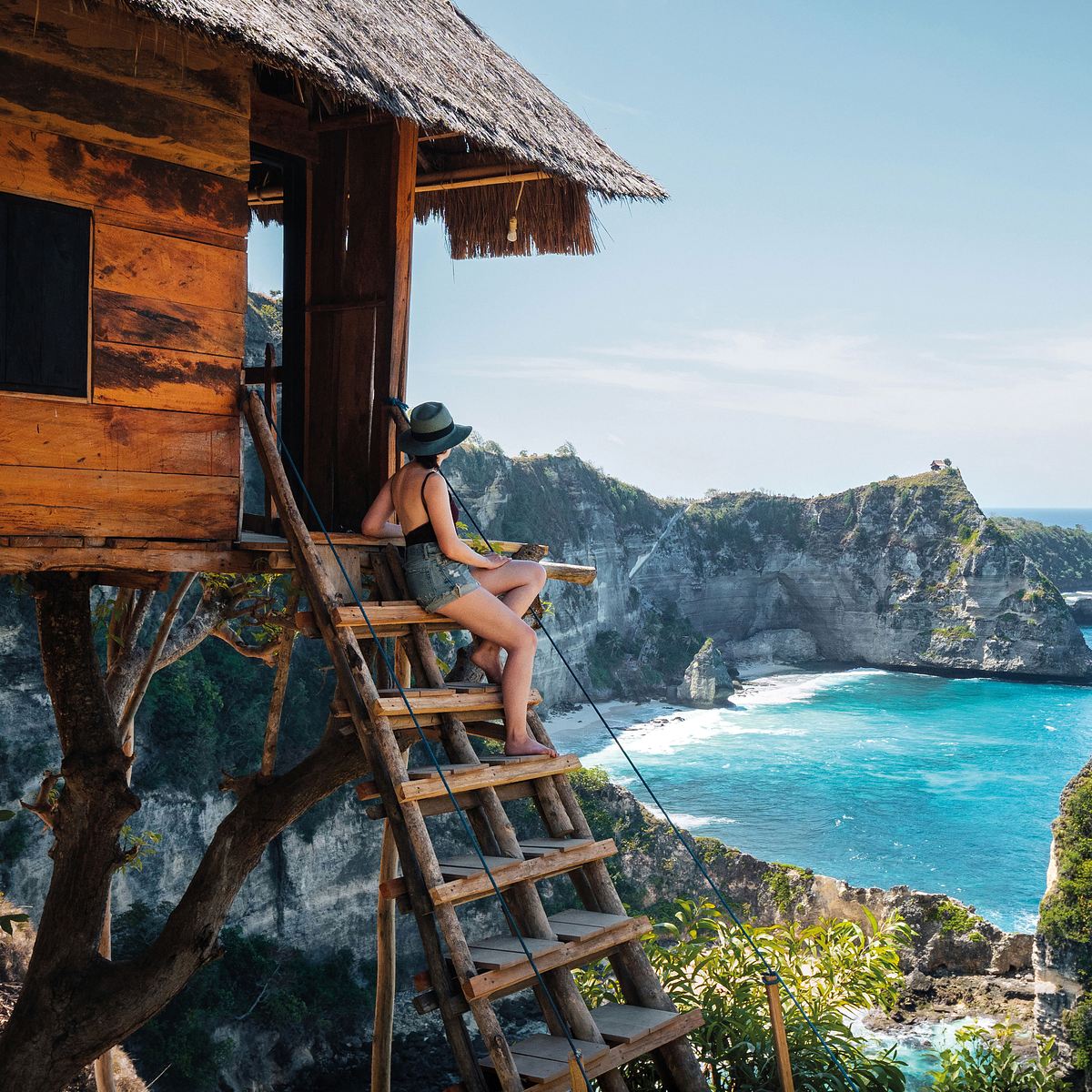 Baumhaus und Meer im Hintergrund